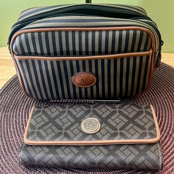 Allen Edward Leather Shoulder Bag - Picture 8 of 13